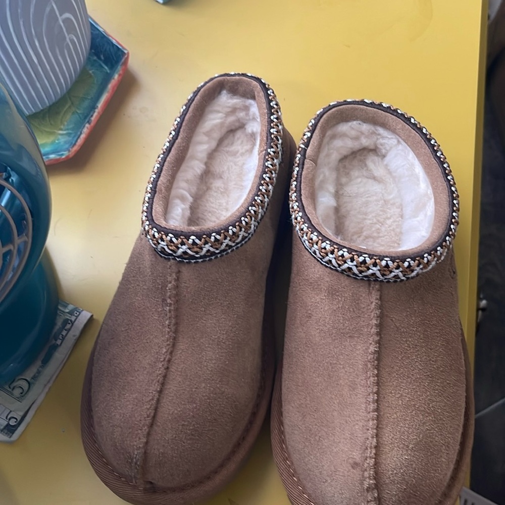 Girls Ugg Tasman chestnut color hard to find!!!!